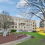 Modern Designed 2 Bed Penthouse Apt Sleeps Five