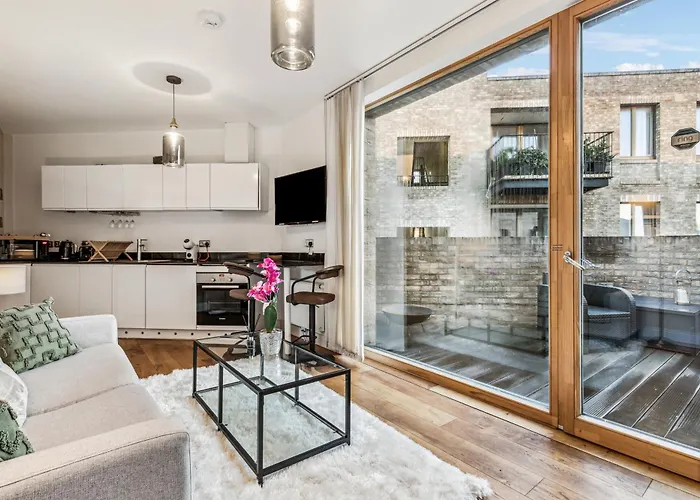 Modern Designed 2 Bed Penthouse Apt Sleeps Five