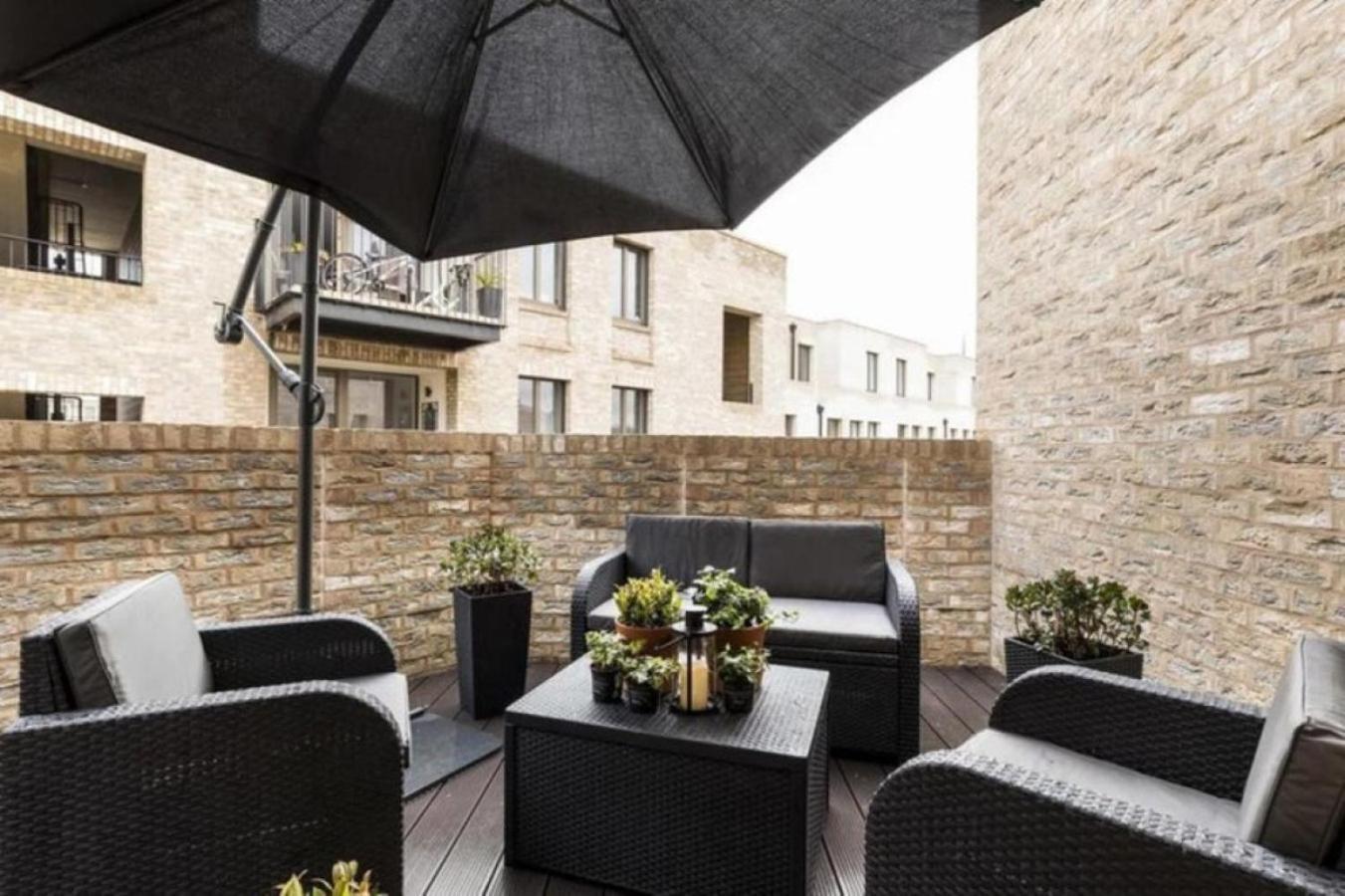 Modern Designed 2 Bed Penthouse Sleeps Five Londra