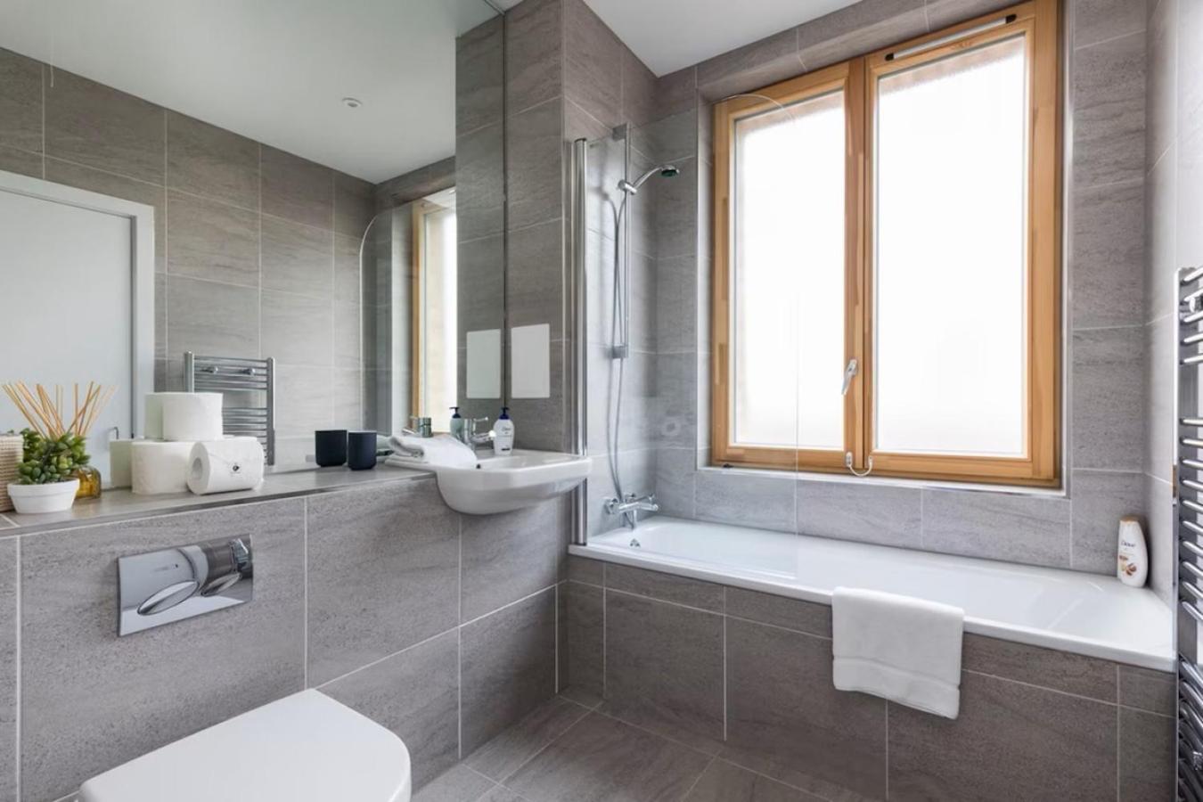 Modern Designed 2 Bed Penthouse Sleeps Five Appartamento *