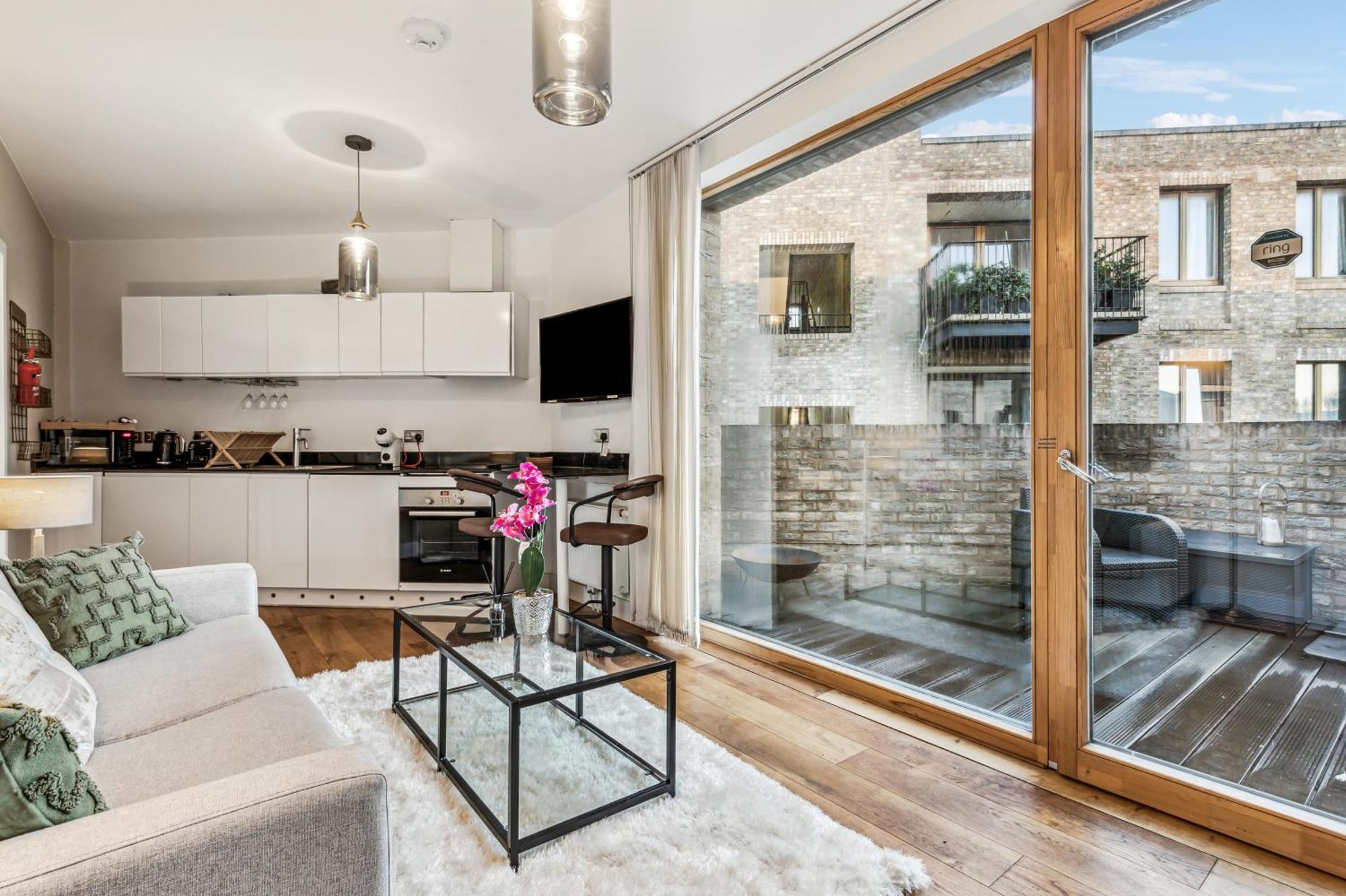Modern Designed 2 Bed Penthouse Sleeps Five *