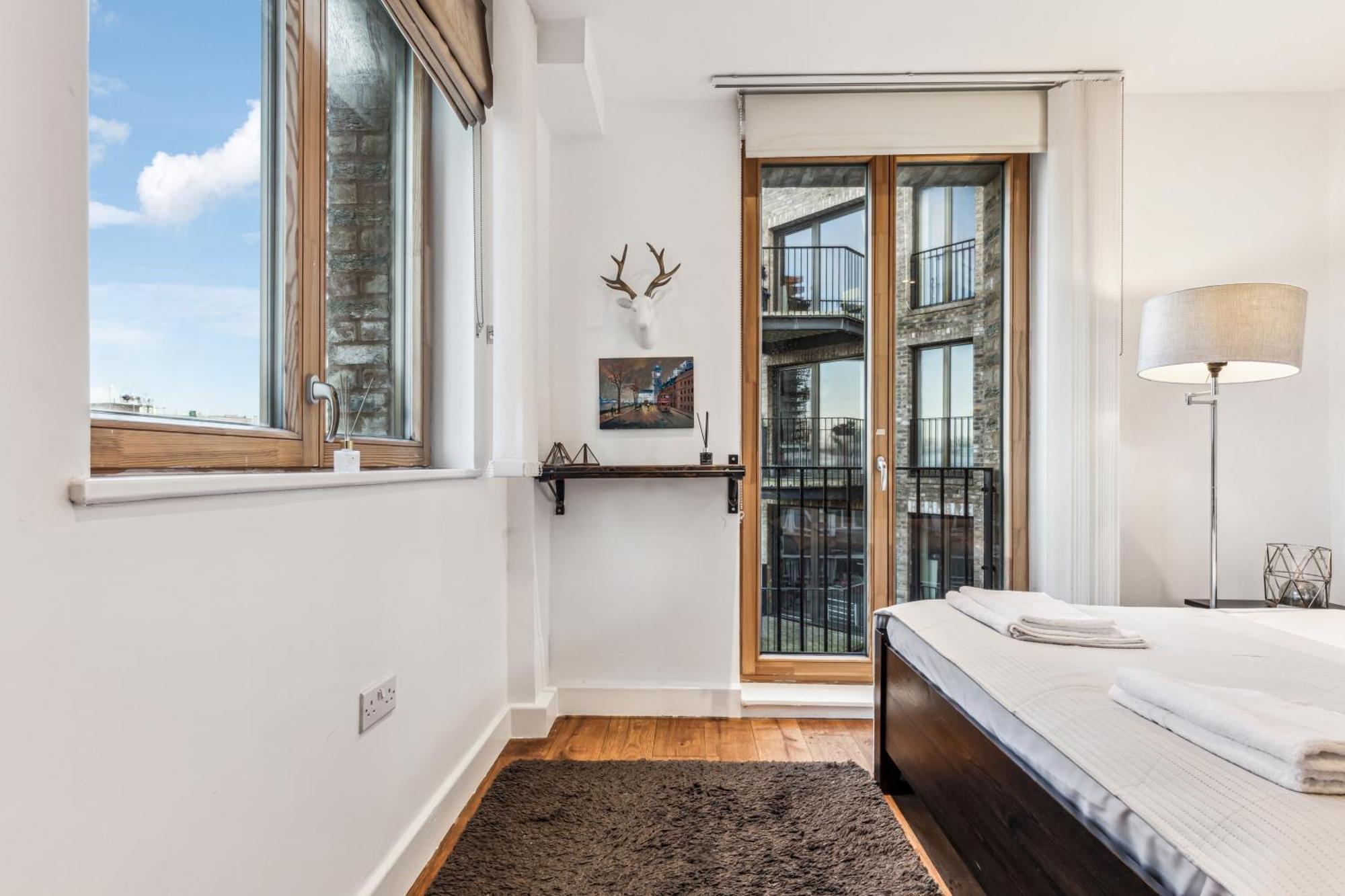 Modern Designed 2 Bed Penthouse Sleeps Five Londra