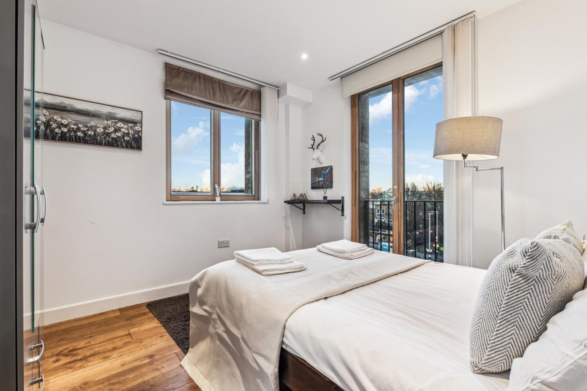 Modern Designed 2 Bed Penthouse Sleeps Five Appartamento